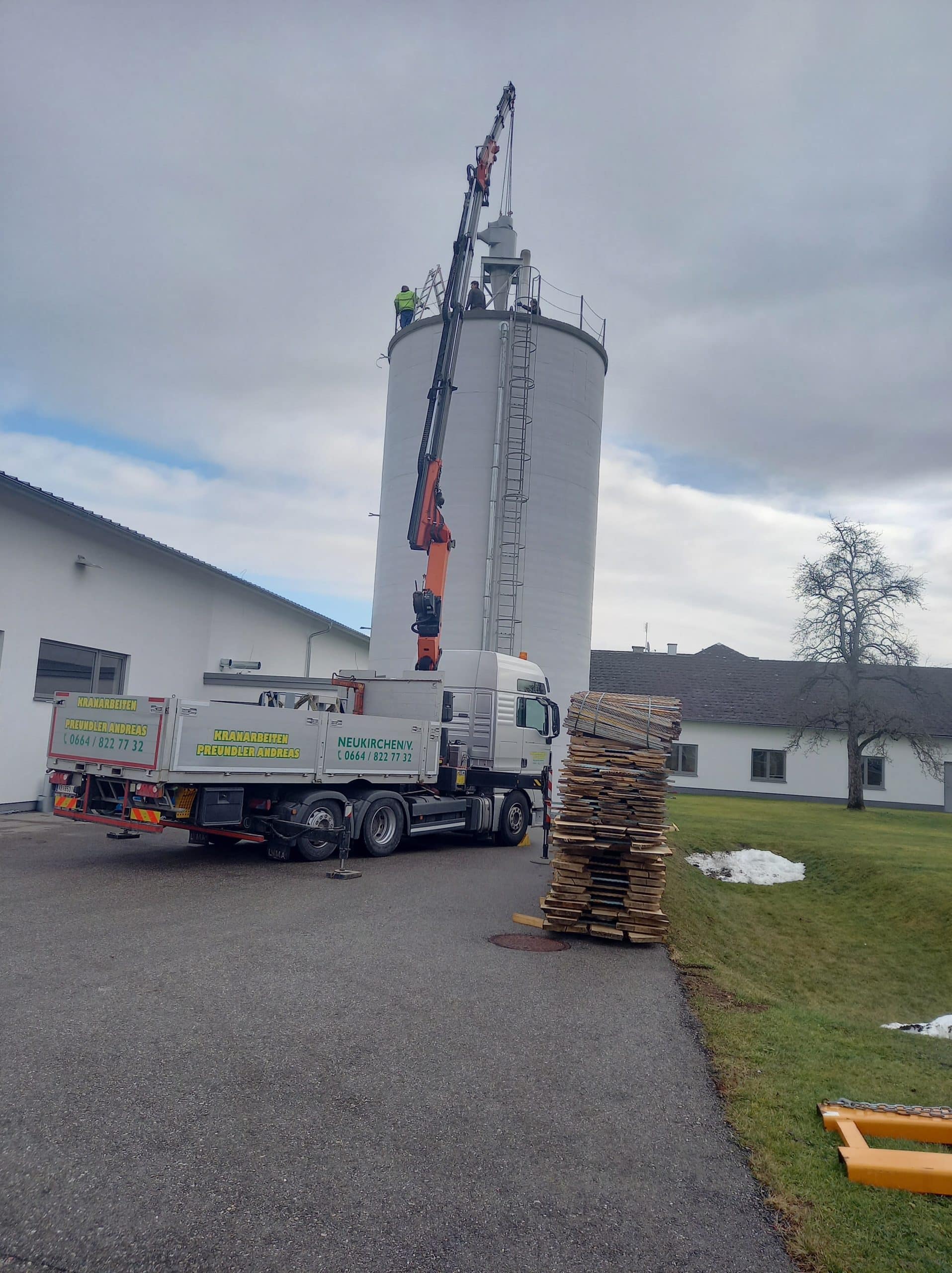Baustellentransport in Österreich mit Kranfahrzeug