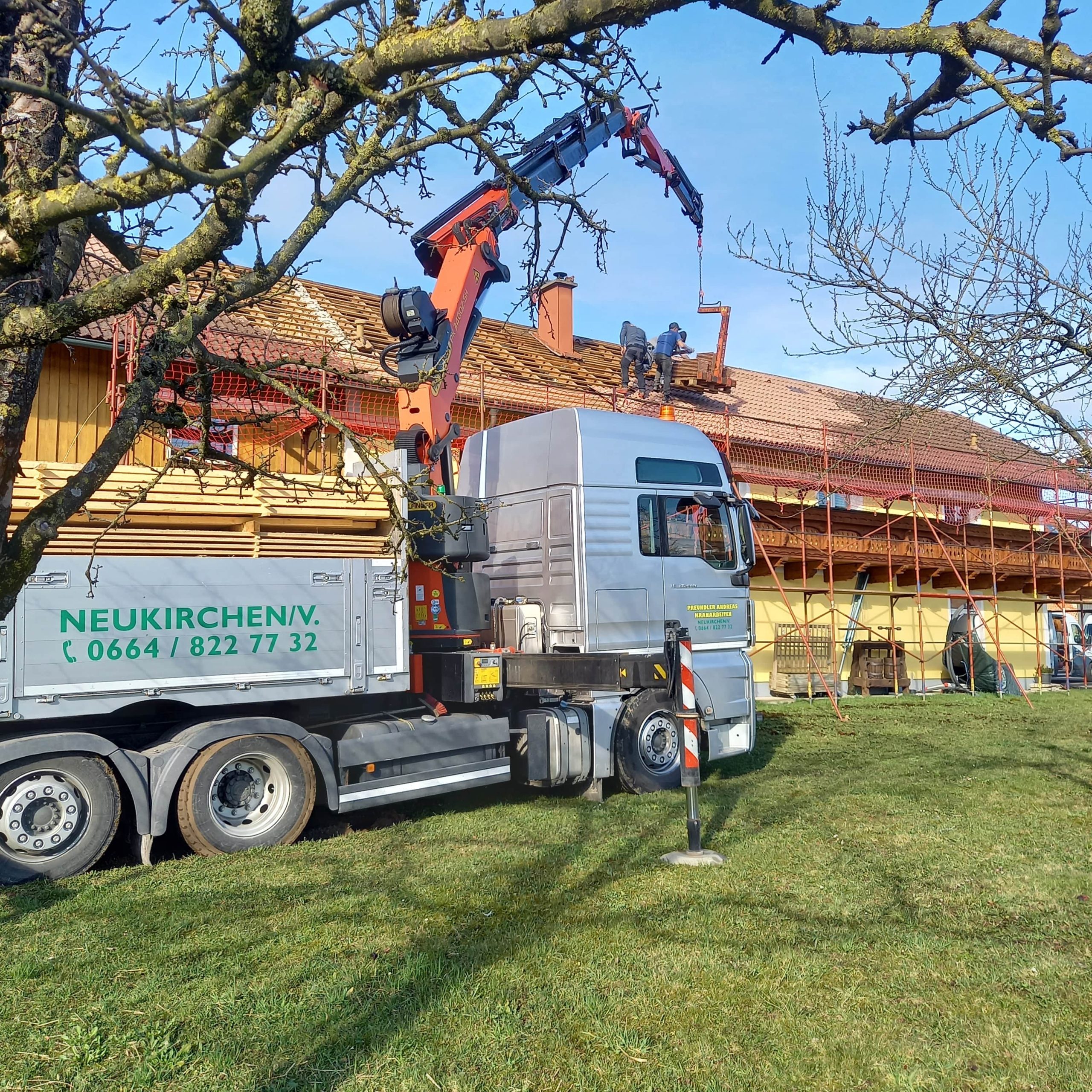 Transport von Ziegeln mit Kranunternehmen in Österreich
